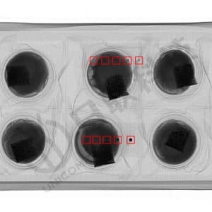 Phát hiện vật lạ trong hộp bánh ngọt